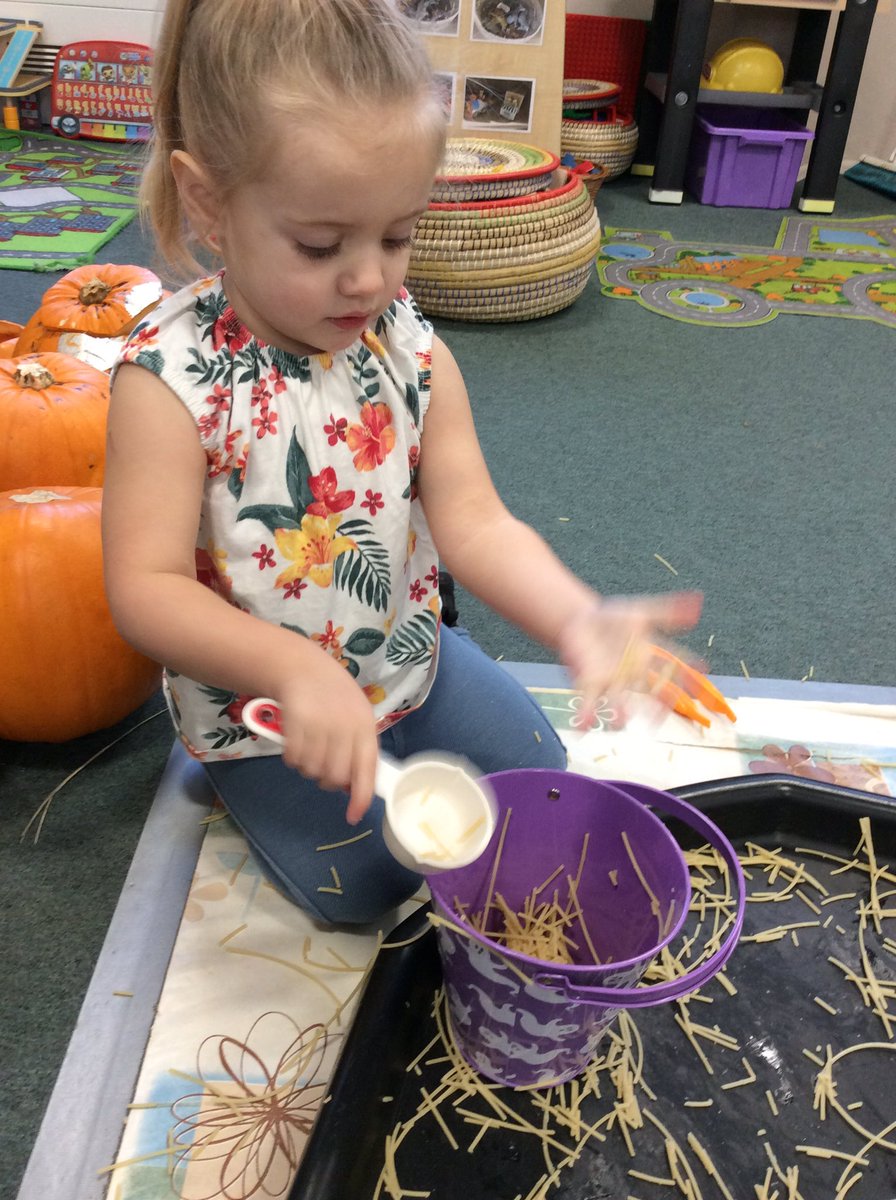 TH_Nursery1's tweet photo. Exploring the sensory spaghetti, using fine motor skills and tweezers to fill up the buckets. #THLearnEY 👀 https://t.co/ofkjSxsKjj