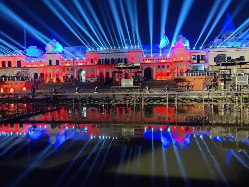 This time 9 lakh lamps will be lit on Lord Ram's foot. Avadh University volunteers will set a new record by lighting 9 lakh 51 thousand lamps, breaking the previous record established by them, CM @myogiadityanath will perform a grand aarti of Saryu. #DeepotsavInAyodhya #TeamSP