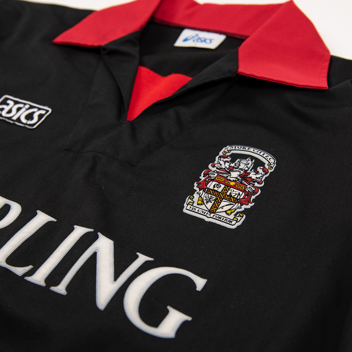 classicshirts's tweet photo. ⚫🔴 1993-94 Stoke City Asics Drill Top

Carling sponsor, Asics badge and Stoke-on-Trent coat-of-arms crest 

90s training wear hit different 😍 https://t.co/5vJEvzTOEE