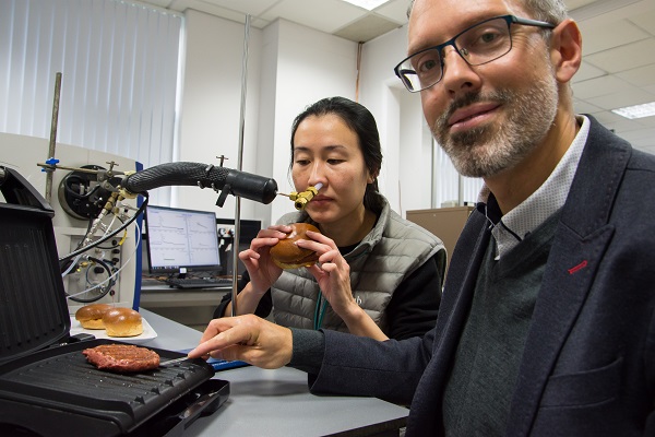 UoNFoodflavour's tweet photo. How can we ensure our diets are #sustainable, healthy AND taste delicious?!? 😋

Well, we are working hard to find out through our new international research initiative with @AgrifoodUoA and #plantbased burger experts @V2FoodOfficial 🌱🍔

➡️Find out more: https://t.co/flS5NgpdXB https://t.co/XnjnP2DGro