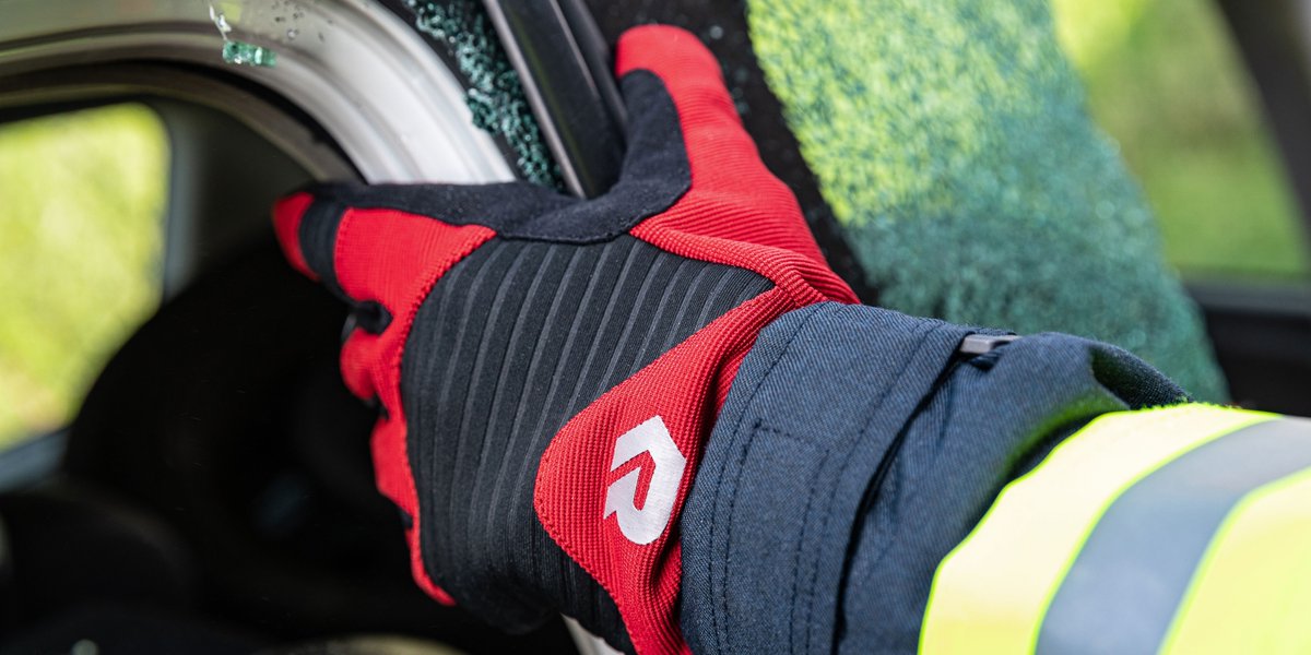 RosenbauerUK's tweet photo. Our GLOROS T1 gloves ensure you are fully protected without compromising the task in hand.

✅ Excellent tactility
✅ Cut-resistant KEVLAR® inserts 
✅ Freedom of movement
✅ Maximum grip

👉https://t.co/Krs9QjlJUj 

#ProtectiveClothing #Firefighter #Rosenbauer #FireGloves https://t.co/O0HTv8xzzy