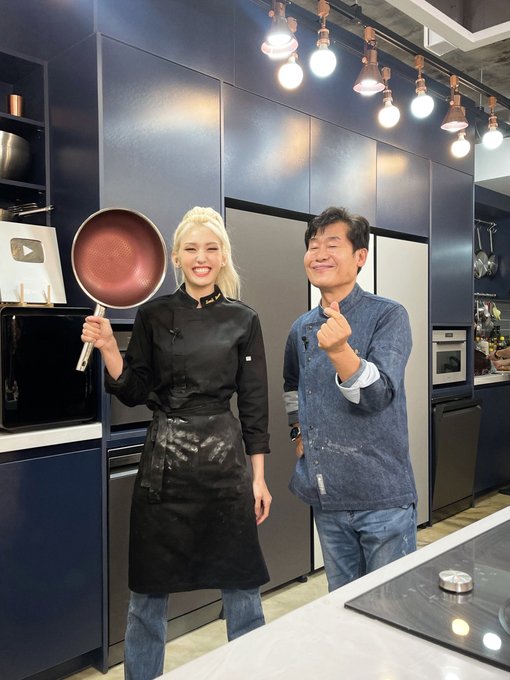 4 pic. [🎥] [이연복 유튜브] 대세 아이돌 전소미가 반한 요리! 한번 먹어보면 잊지 못하는 경장육사를 만들어보자! (feat. 전소미)

🔗 https://t.co/uRD7iAmJP4

#JEONSOMI