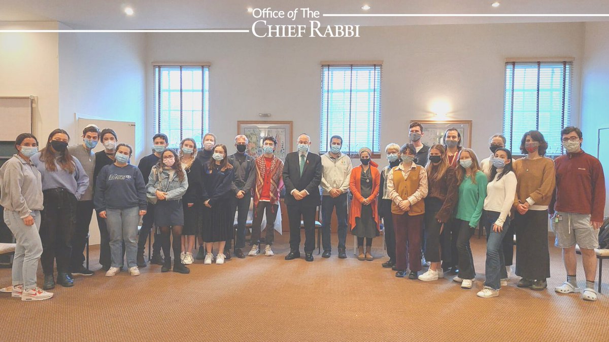The Chief Rabbi enjoyed a session with @EdinburghJsoc students at <a href="/EdinburghUni/">The University of Edinburgh</a>, discussing the centrality of social responsibility &amp; environmental matters to Jewish identity, in our final day in Scotland for #Cop26. Thanks also to <a href="/UJS_UK/">Union of Jewish Students</a> and <a href="/JewishChaplain/">University Jewish Chaplaincy</a>.

#Faiths4Cop26