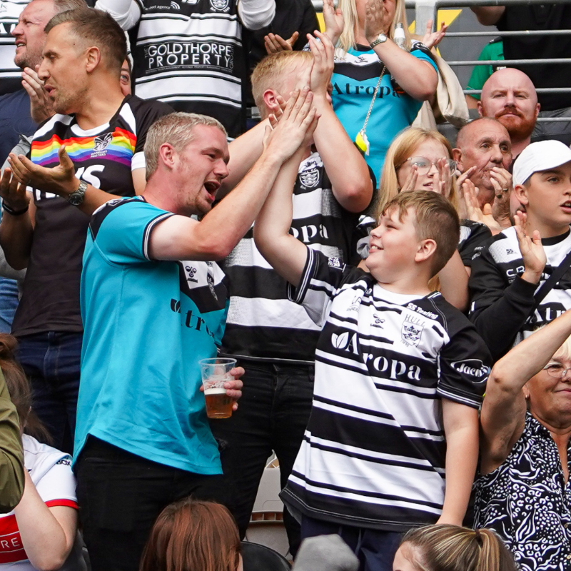 hullfcofficial's tweet photo. 🎁 𝗪𝗜𝗡𝗡𝗜𝗡𝗚 𝗪𝗘𝗗𝗡𝗘𝗦𝗗𝗔𝗬 🎁

To celebrate the launch of our 2022 Memberships, we're giving away a Family Membership to one lucky winner - just retweet this post to be in with a chance of winning! 🙌

Family Memberships 👉 https://t.co/1np8cpOCnn

Buy/Renew Online 👇