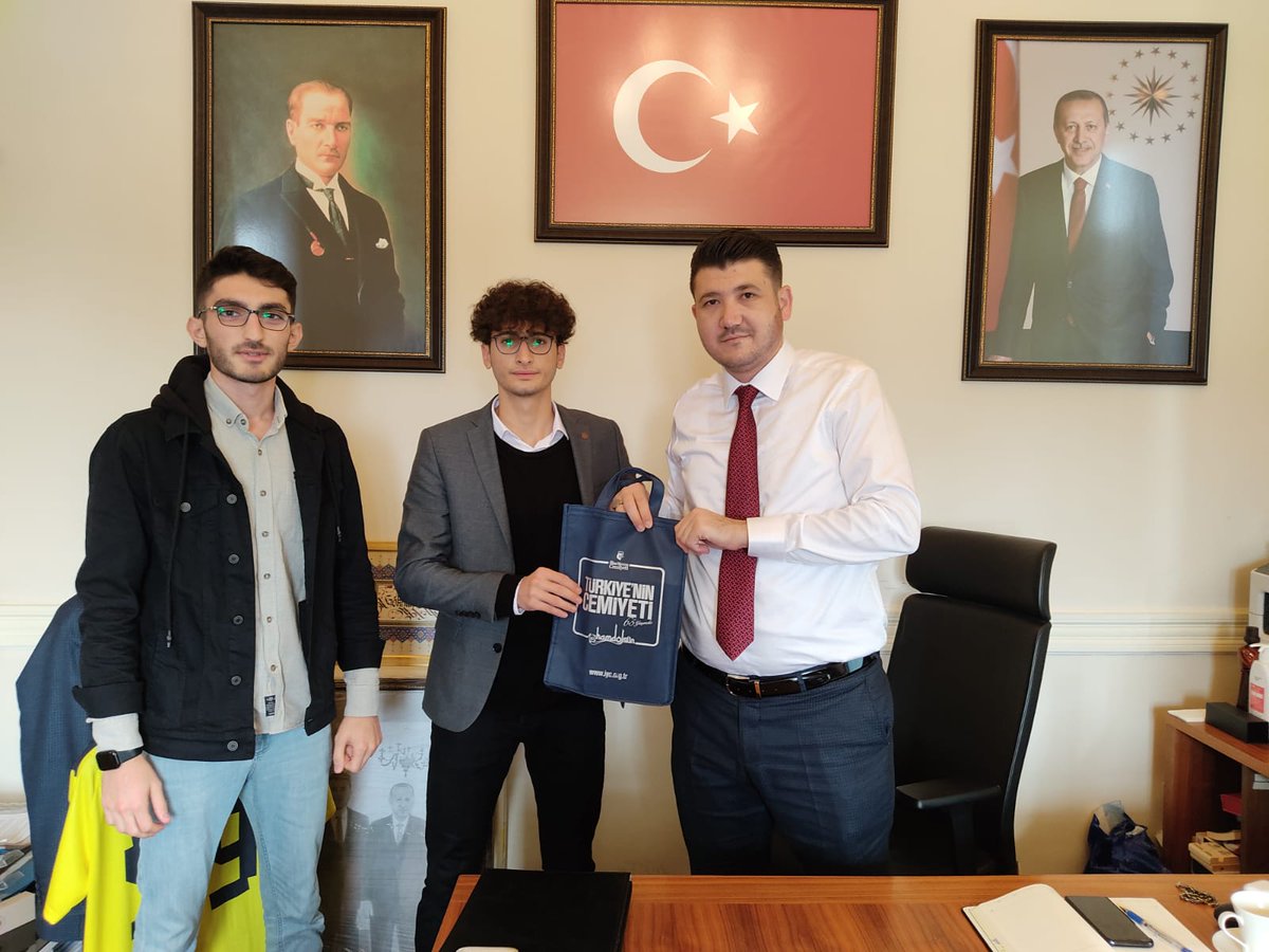 Kültürel Faaliyetler Başkanlığımızca, Süleymanpaşa Belediye Başkan Yardımcısı Gökhan Saygı makamında ziyaret edildi.Ziyarette genel itibariyle, çağımızın gençliği ve içerisinde bulunduğumuz eğitim yılı içerisinde düzenlemeyi planladığımız faaliyetlere dair istişarelerde bulunuldu