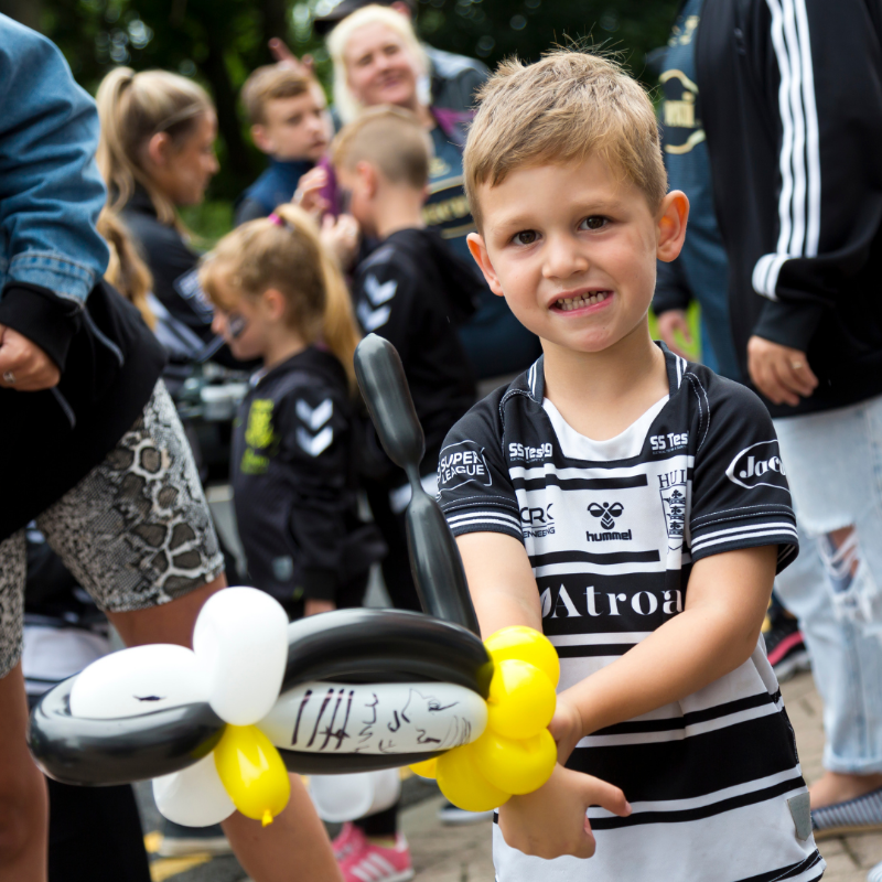hullfcofficial's tweet photo. 🎁 𝗪𝗜𝗡𝗡𝗜𝗡𝗚 𝗪𝗘𝗗𝗡𝗘𝗦𝗗𝗔𝗬 🎁

To celebrate the launch of our 2022 Memberships, we're giving away a Family Membership to one lucky winner - just retweet this post to be in with a chance of winning! 🙌

Family Memberships 👉 https://t.co/1np8cpOCnn

Buy/Renew Online 👇