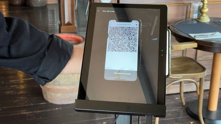 MissetHoreca's tweet image. Horecaondernemer zet scanpaal in voor controle coronapas dlvr.it/SBpP1d