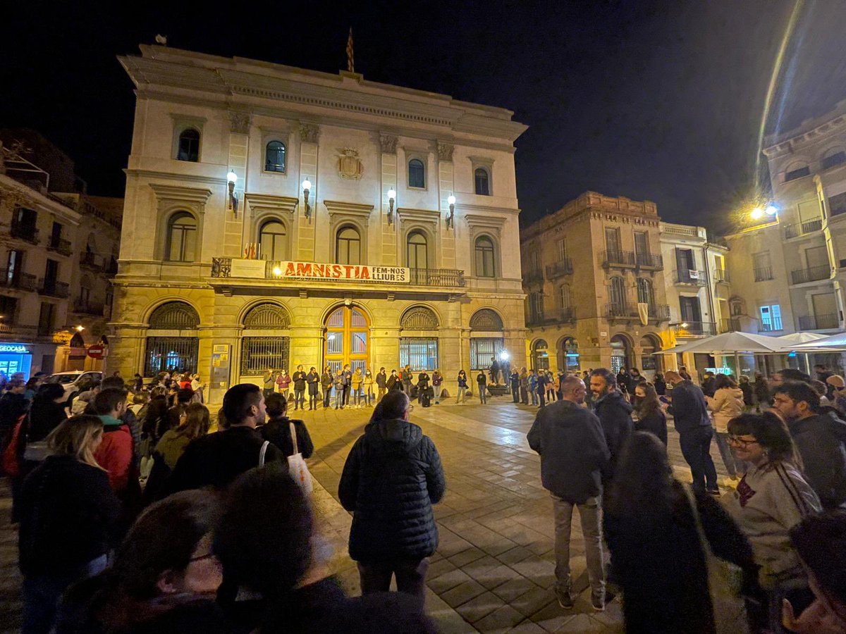 1. Després de molt temps, per fi sortiràs de festa, sense toc de queda ni gairebé restriccions: per una nit et sentiràs lliure, viva, et retrobaràs amb amigues que fa temps que no veies, i viuràs la joventut que et toca viure amb tota la plenitud dels teus setze anys.