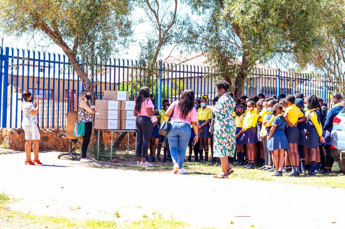 siyasizanaNPO's tweet photo. We donated sanitary pads to the learners at the Masizana Primary School & for that we would like to thank @argentinaensudafrica & @nyeletimakatini 💕
Coupled with a menstrual health talk, we loved #offeringahelpinghand.
#endperiodpoverty https://t.co/paDslGr4NC