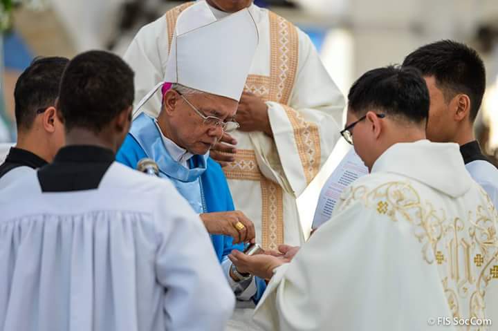 vmsabal's tweet image. &quot;The Lord Jesus Christ, whom the Father anointed with the Holy Spirit and power, guard and preserve you, that you may sanctify the Christian people and offer sacrifice to God.&quot; 
(Rite of Anointing with Holy Chrism on the palms of newly ordained priest)
#sdblife #sdbforever