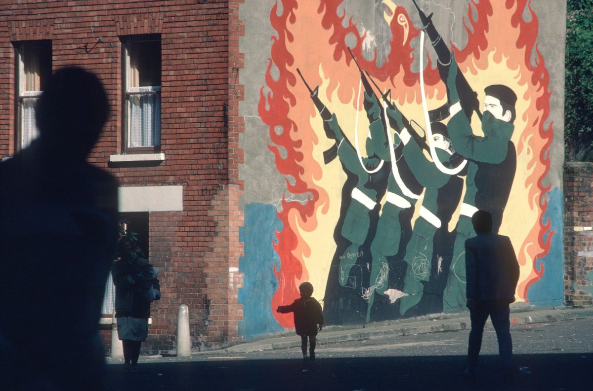 bptkitap's tweet photo. “Yakmak bir zevkti. Bir şeylerin yendiğini görmek, karardığını ve değiştirildiğini görmek özel bir zevkti.” 

📕 Fahrenheit 451, Ray Bradbury
📸 İrlanda, 1985,  Stuart Franklin

#raybradbury #stuartfranklin https://t.co/h7K0Vovzvs