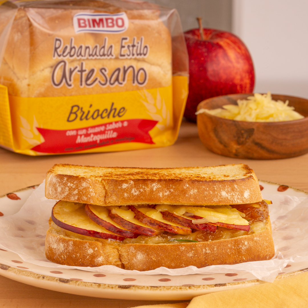 BimboEsp's tweet photo. ¡Prepárate para derretirte! 🤤 🍞 Sándwich caliente de manzana, queso fundido y cebolla caramelizada al romero. Avisamos ⚠ Con Bimbo® Rebanada Estilo Artesano Brioche, será amor al primer bocado 🥰
#Pan5MMMMM
#BimboRebandaEstiloArtesano
#NuestroPanEsBimbo https://t.co/9MBuv94E36