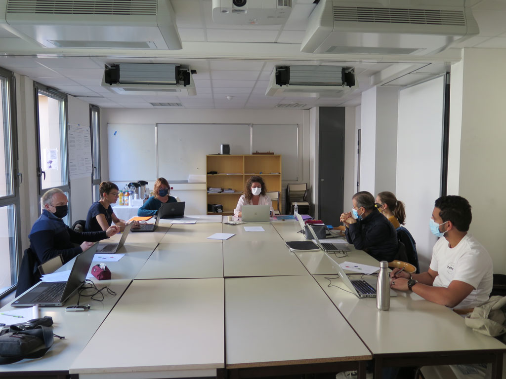 com2sica's tweet photo. Séminaire à Sophia Antipolis, 2-5 novembre 2021. Première journée autour de la présentation du modèle APC réseaux développé dans le projet #Com2SiCa. De gauche à droite : R. Charrier, N. Verdière, E. Dubos-Paillard, D. Provitolo, V. Lanza, A. Berred et K. Khalil. https://t.co/rKgPYE5w2D