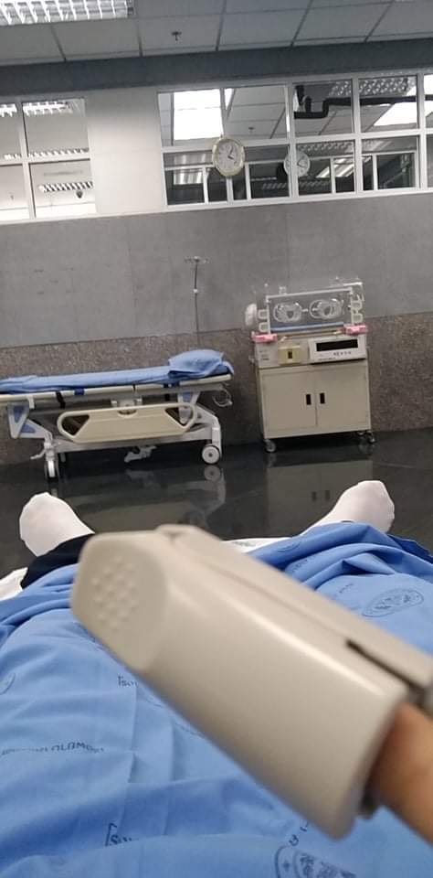 ตกใจตอนหมอบอกว่า ความดันขึ้นสูงมาเลย แล้วครูก็พากันทำหน้าตื่น กูก็แบบตกใจไอเสียงติ๊ดๆ แล้วคือกูนอนผมหล่น ครูเห็นจิวที่คิ้วกับหูแล้วบอกว่าเจาะอะไรเนอะแยะ...