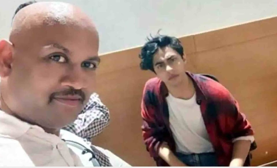 LiveLawIndia's tweet photo. #AryanKhan Case - Sam D'Souza, who allegedly introduced Shah Rukh Khan's manager Pooja Dadlani to KP Gosavi has approached the #BombayHighCourt seeking protection from arrest. 

D'Souza confirms that #KiranGosavi had taken 50,00,000 from Pooja Dadlani through the bodyguard. https://t.co/HfwIbgNzfB