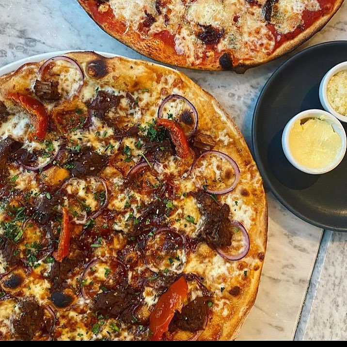 I am fully ✨obsessed✨ with the @PizzaExpress bbq burnt ends pizza at the moment. I think about dunking it in garlic butter at least once a day. If you haven’t had it yet, don’t start now because I wouldn’t want there to be a national shortage. Many thanks. 🍕