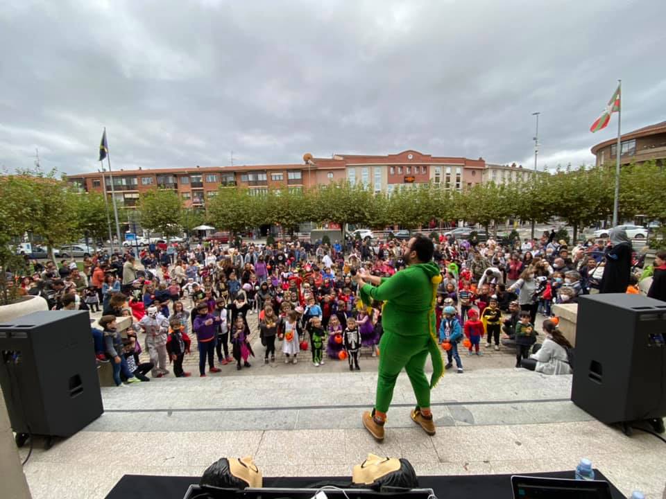 Diskodantza's tweet photo. Kaixo lagunok!! Zelan urteko asteburu beldurgarriena? 👻

🎃Diskodantza hainbat lekutan egon da:🎃
Sopela
Sorgin Taberna
San Bartolome
San Fuentes

Mila esker gurekin dantza egiten egon zareten guztioi!! ❤️

Laster data berriak 📆

Eskatu zure aurrekontua konpromisu barik https://t.co/nQqqW3R60j