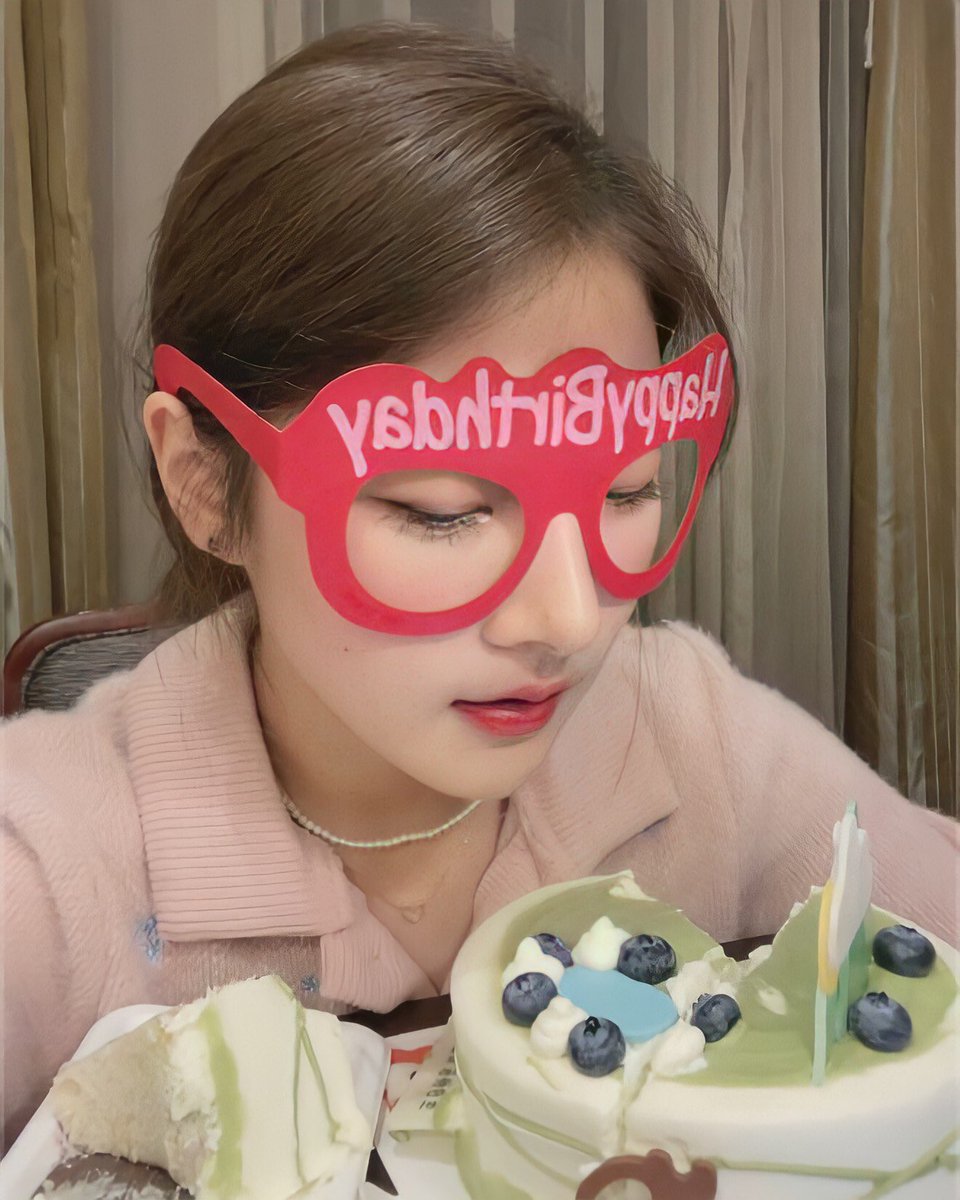 liz__kitten's tweet photo. Caibing's first-time celebrating a birthday with Bingbingdans/dbx 🎂🥳

#CAIBING #蔡冰 #차이빙 #蔡语冰
#차이빙에게_많은사랑과_행복을 
#Caibing_Smile_Forever
#俺らがツァイビーンを笑顔にする #bingbingdan #dbx https://t.co/fnBs8uAicq
