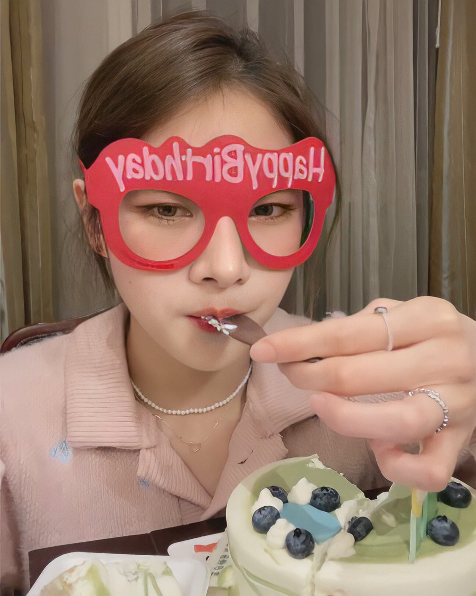 liz__kitten's tweet photo. Caibing's first-time celebrating a birthday with Bingbingdans/dbx 🎂🥳

#CAIBING #蔡冰 #차이빙 #蔡语冰
#차이빙에게_많은사랑과_행복을 
#Caibing_Smile_Forever
#俺らがツァイビーンを笑顔にする #bingbingdan #dbx https://t.co/fnBs8uAicq