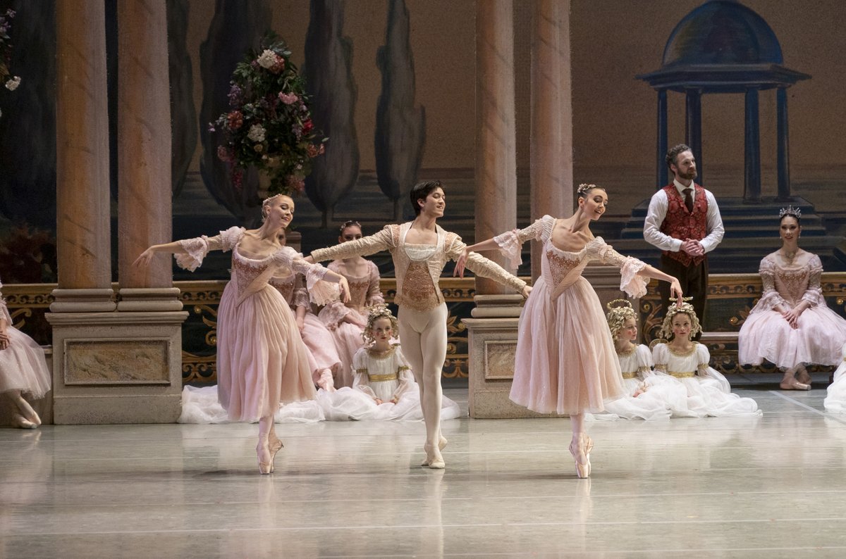 RWBallet's tweet photo. Prepare to be enchanted all over again. ✨ #RWBNutcracker is "still the stuff of wonder and dreams... capturing the magic of the season for children of all ages."

📷 (L-R) Elizabeth Lamont, Liam Saito, and Katie Simpson (Dec 2018) by @davidcooperphot 
💙 @canadalifeco https://t.co/pTQw8DBDFd