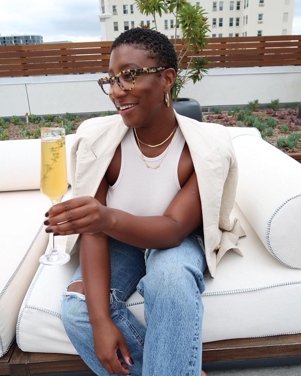 Regram from <a href="/winonoire/">Desiree</a> | One of my favorite cocktails is the French 75. I recently learned that it was named after the WWI French 75mm field gun. 

Want to check out the full recipe?

Head over to our IG page to check it out!🍹

l8r.it/wGOL