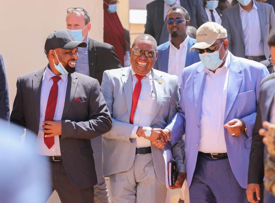 Moa_hirshabelle's tweet photo. @Moa_hirshabelle Minister Hon. Mohamed Omar Aimoy participated opening national dessert locust center in #Qardo, puntland somalia. The center will serve as monitoring & surveillance for dessert control in Somalia. Hirshabelle is one of the most devastated locust in past two years https://t.co/J4wu2x0KZe