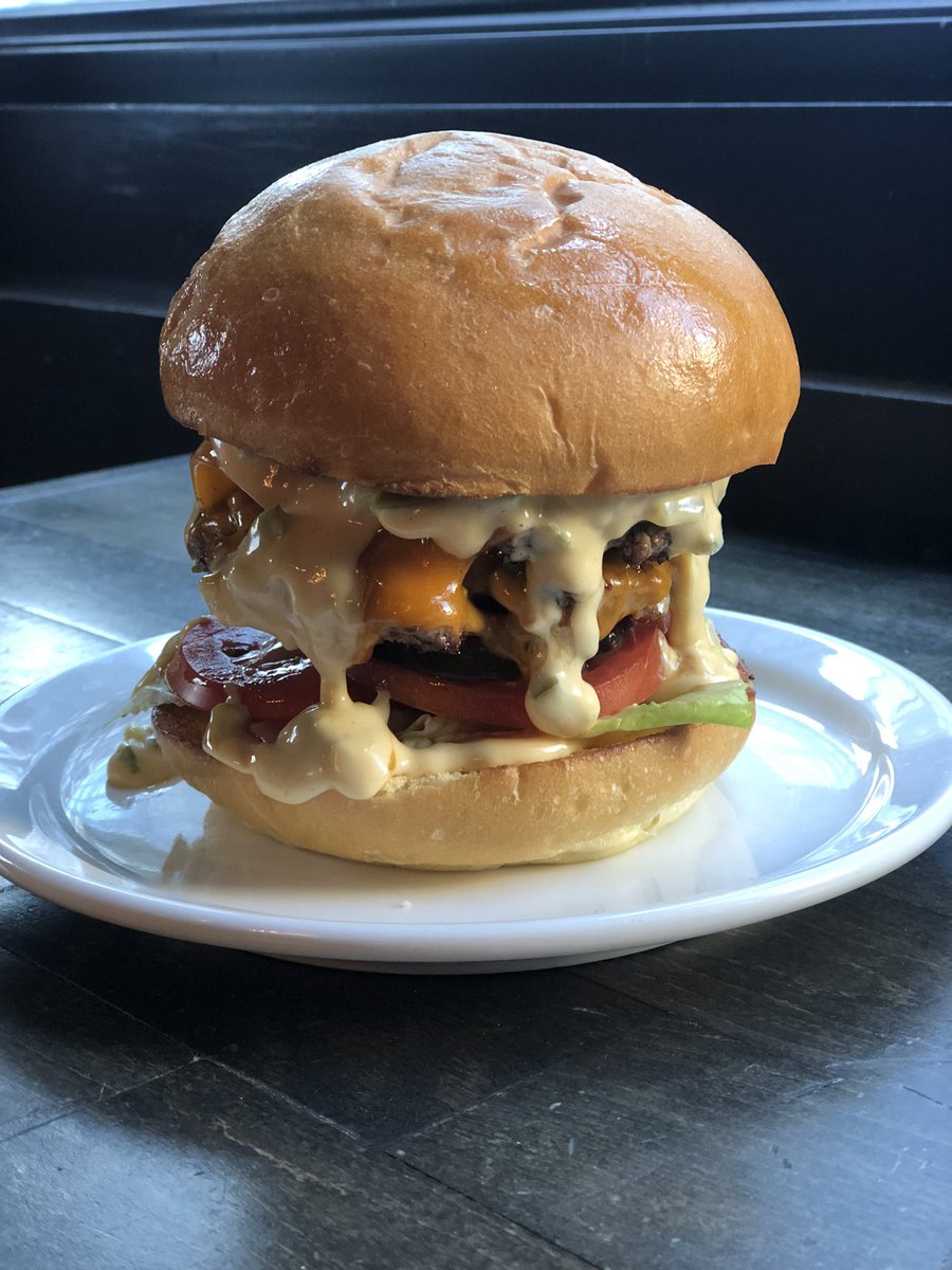 Spécial de ce midi - Le burger "In and Out" servi avec des frites.

Today’s Lunch Feature - ‘In and Out’ Burger served with fries 

#lordwilliampub #griffintown #griffintownmontreal