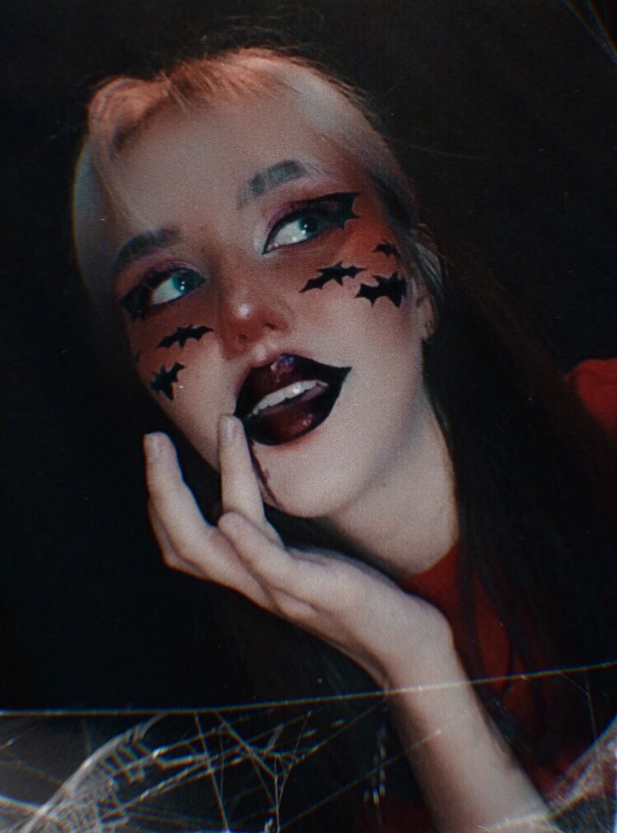 ssatan_twt's tweet photo. ᴛʀɪᴄᴋ ᴏʀ ᴛʀᴇᴀᴛ ? 🎃🍬

мы немного припозднились с #halloween2021 но никогда не поздно украсть ваши сердечки🧛🏻‍♀️🖤 https://t.co/LtNarFqD4X