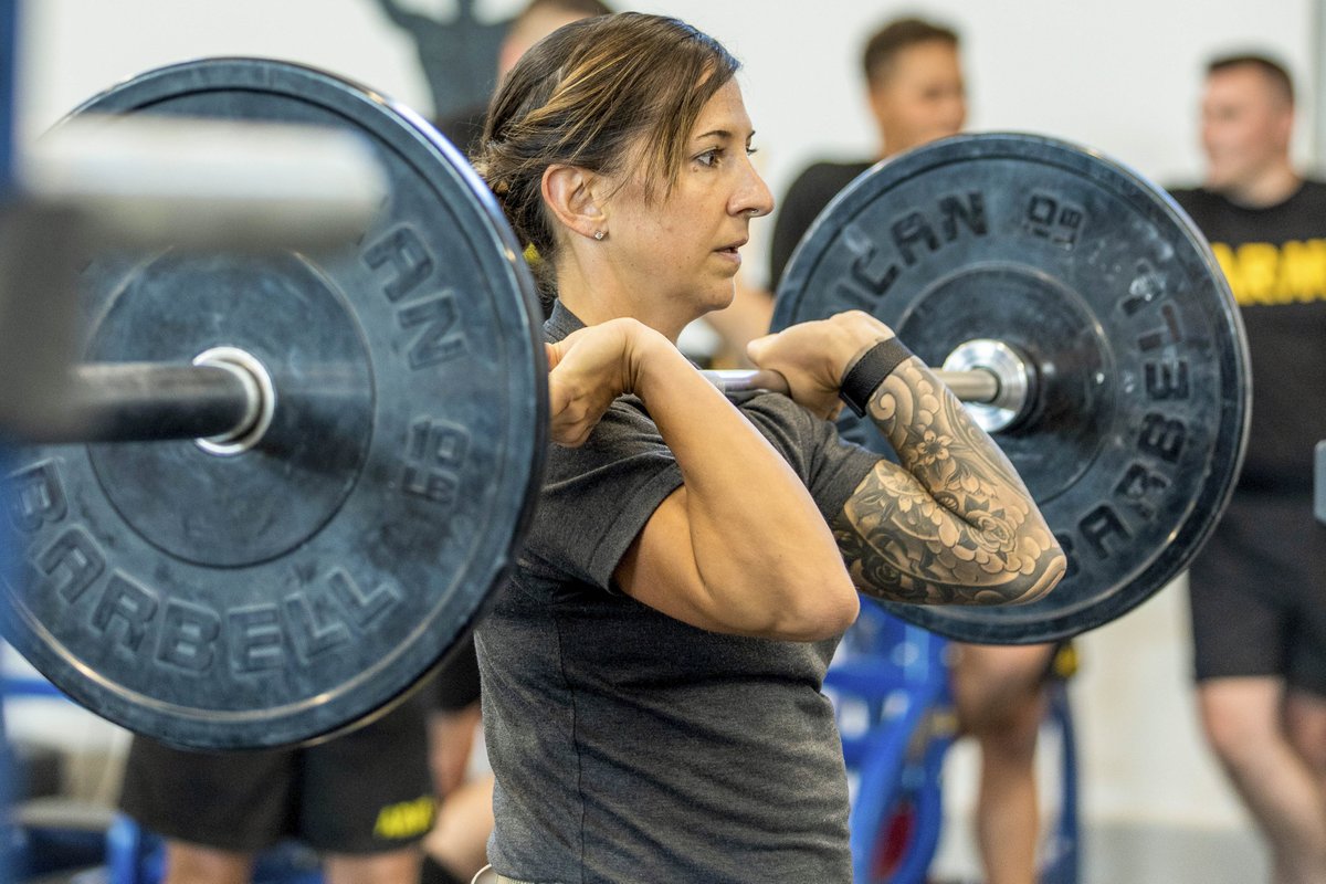 USArmy's tweet image. 💪 #WorkoutWednesday! 💪 

Army Master Sgt. Kristen Roles prepares to attempt an overhead press during an exercise drill at Boone National Guard Center in Frankfort, Ky.

📸 by Spc. Danielle Sturgill

#ArmyFit | #ACFT
