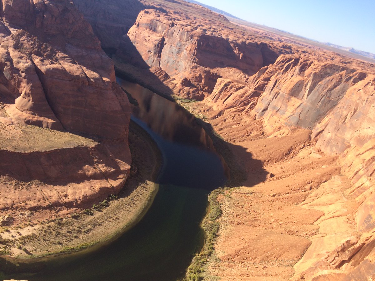 katechkah's tweet photo. Horse Shoe Bend. Za krátkou túru v poušti je královská odměna. Je tu s námi hafo lidí a dokonce i nevěsta a ženich. Colorado se líně vine, přitom je to neskutečná práce přírody. Všimněte si dole dvou loděk, to musí být jízda. Moc se nám tu líbí, je to magické místo. #lajftrip https://t.co/V6DbY3uA0M