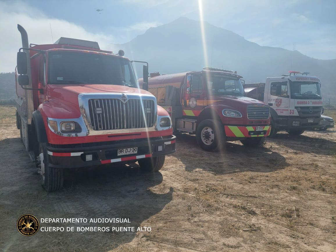 cbptealto's tweet photo. En estos momentos el CBPA se encuentra prestando apoyo con la unidad Z-0 para abastecimiento de helicópteros en incendios forestal en la comuna de Paine. https://t.co/ryaXCyONcI