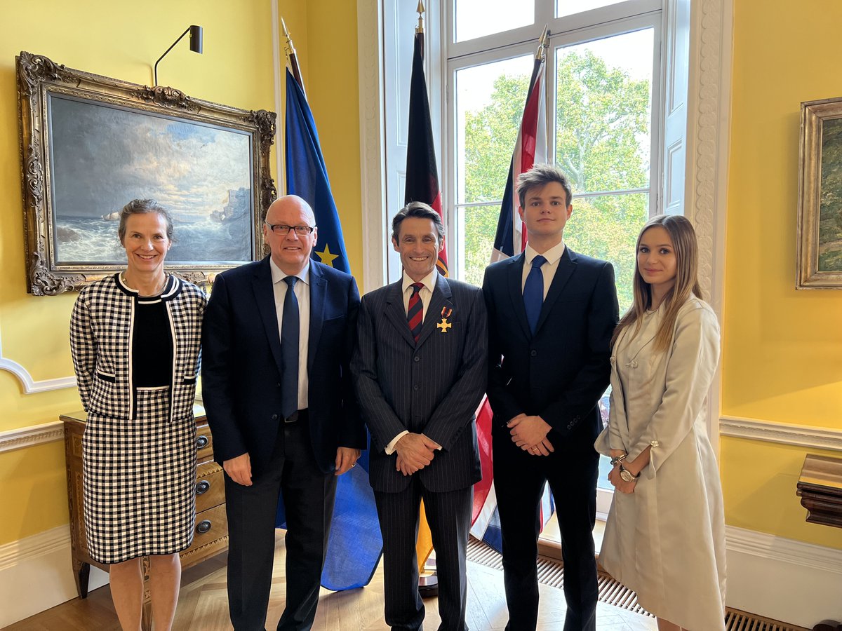 Today Ambassador Andreas Michaelis presented the Gold Cross of Honour of the #Bundeswehr to Lieutenant General (retired) Ivan Jones CB for his outstanding long-term contribution to British-German cooperation.