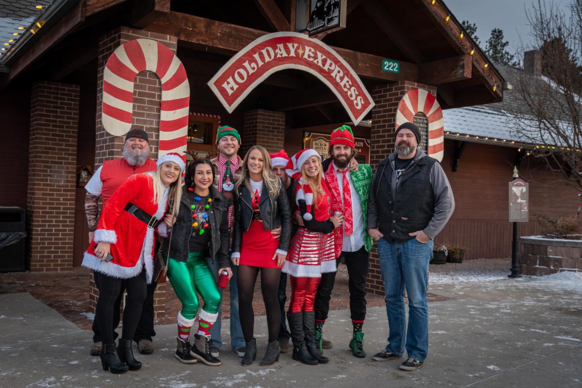 1880train's tweet photo. Our Holiday Express Spiked! rides are offered our first weekend; November 26th and 27th! This is a great option for friends and family to get together and enjoy Spiked hot chocolate, a candy cane, cookie, and good times! Book Now! https://t.co/2p964YDWvZ https://t.co/Z5tNldqtbL