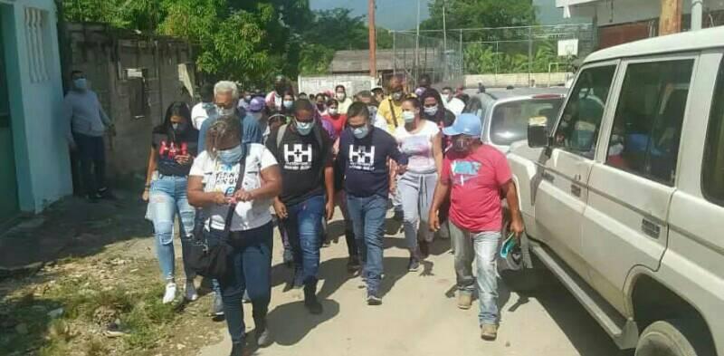 TcRoques's tweet photo. Nuestro alcalde @martinezhugor junto a su equipo de trabajo realizó recorrido casa por casa en el sector #ElCalao de #Guatire, recogiendo propuestas para trabajar junto al pueblo zamorano.

Somos #RedZamora Somos #TropaC4
Con la Fórmula H+H
#JuntosSomosMás

@tropac4 https://t.co/pvhLRd0W0T