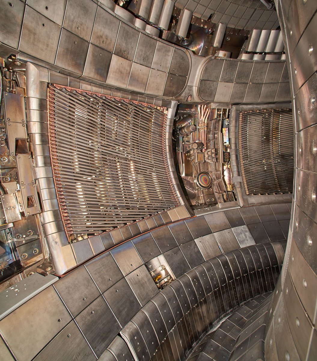 PlasmaphysikIPP's tweet photo. Die Sommeröffnung von #ASDEXUpgrade ist beendet, das Plasmagefäß nach einer letzten Inspektion wieder geschlossen. Nach dem Abpumpen wird das Gefäß nun auf Lecks getestet. (im/Foto: V. Rohde) https://t.co/Cf2igkKgAt
