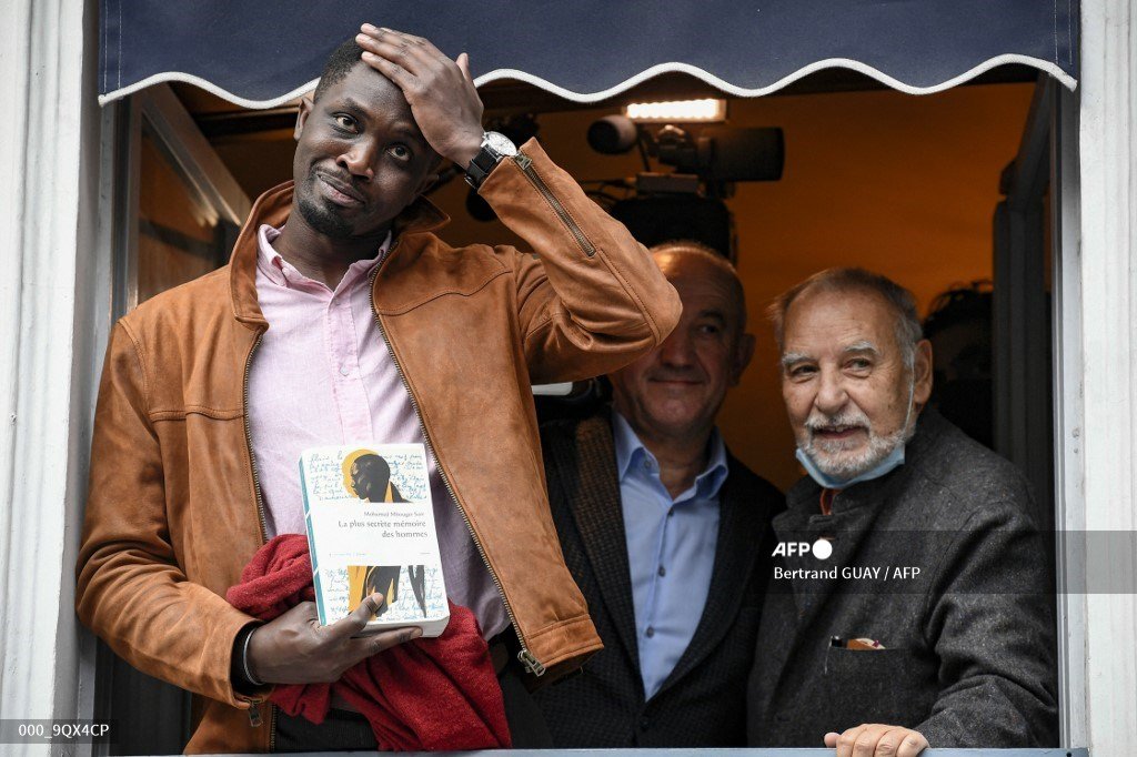 MisterDierf's tweet photo. Young Senegalese author Mohamed Mbougar Sarr wins top French literature prize. (Via @AFP)

#FRANCE #Goncourt #Goncourt2021 https://t.co/cmituqfbej