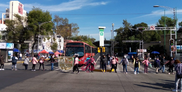 OVIALCDMX's tweet photo. #PrecauciónVial | Continúa cerrada la circulación en ambos sentidos de Av. Cuauhtémoc a la altura de Eje 3 Sur, por manifestantes. #AlternativaVial Av. Insurgentes y Viaducto Pdte. Miguel Alemán Valdés https://t.co/uIXGbY9ckh