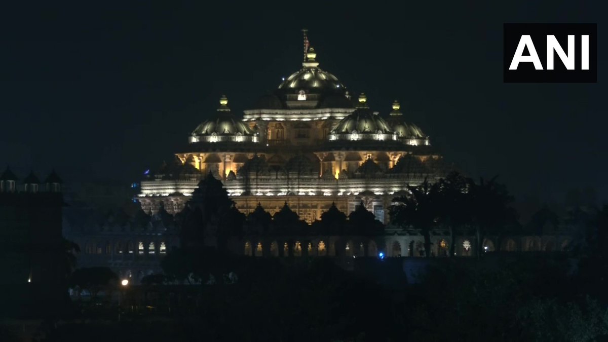 ANI's tweet photo. Delhi's Swaminarayan Akshardham temple illuminated on the eve of #Diwali https://t.co/GjIGmXwehk