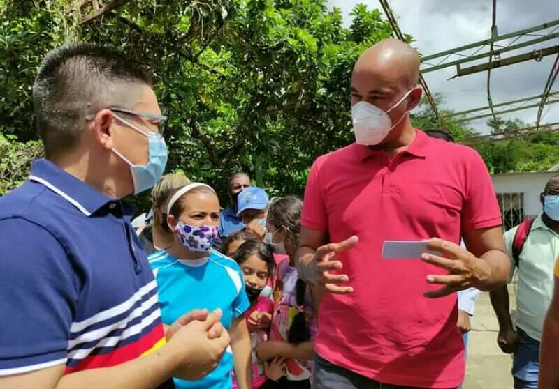 TcRoques's tweet photo. PA MIRANDA! EPA ZAMORA

Acompañamos a nuestros candidatos a reelección por #Miranda @HectoRodriguez y nuestro candidato en #Zamora  @martinezhugor, quienes visitaron la comunidad de #Guayas en #Guatire escuchando al pueblo.

Somos #RedZamora Somos #TropaC4
#LaTropaTieneConQue✌🏽🇻🇪 https://t.co/AZfBMOHECo