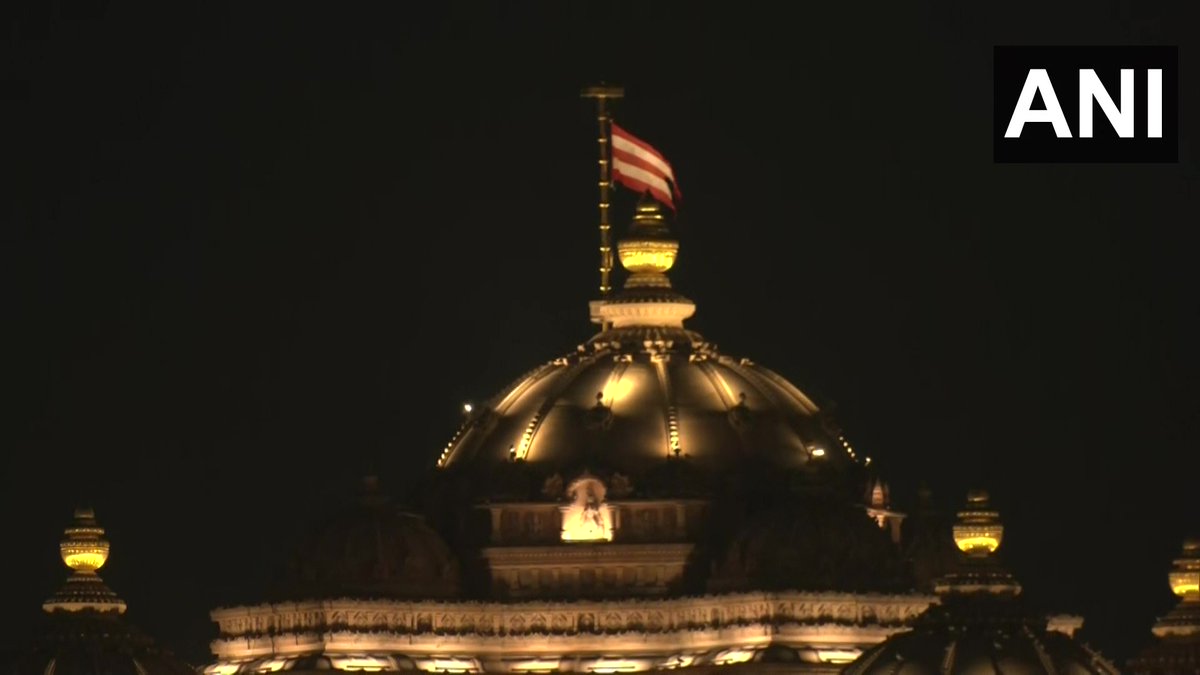 ANI's tweet photo. Delhi's Swaminarayan Akshardham temple illuminated on the eve of #Diwali https://t.co/GjIGmXwehk