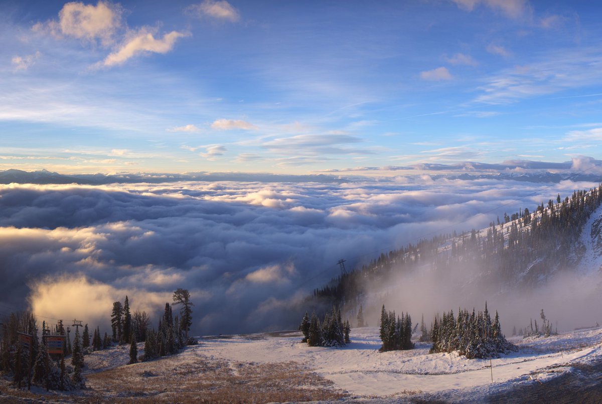 Good morning from Rendezvous Lodge 😍. 📸 taken at 8:20am this morning from our Roundshot webcam. #jacksonhole #jhdreaming
