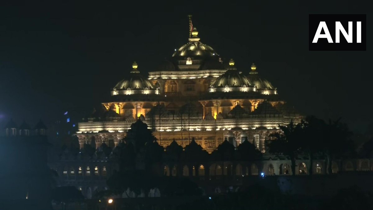 ANI's tweet photo. Delhi's Swaminarayan Akshardham temple illuminated on the eve of #Diwali https://t.co/GjIGmXwehk