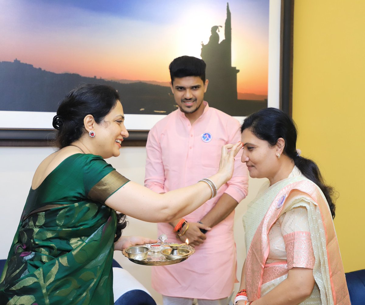 Sachinshivsena's tweet photo. #दादरा_नगर_हवेली लोकसभा मतदार संघ विजयी उमेदवार श्रीमती कलाबेन डेलकर जी यांनी आज #शिवसेना पक्षप्रमुख, मुख्यमंत्री उद्धवसाहेब ठाकरे यांची भेट घेतली. यावेळी सौ. रश्मी ठाकरे जी यांनी त्यांचे औक्षण केले. युवासेना प्रमुख, मंत्री आदित्य ठाकरे जी उपस्थित होते.
@Mrck19003429 @Whyjack6 https://t.co/PiA4WlhreQ