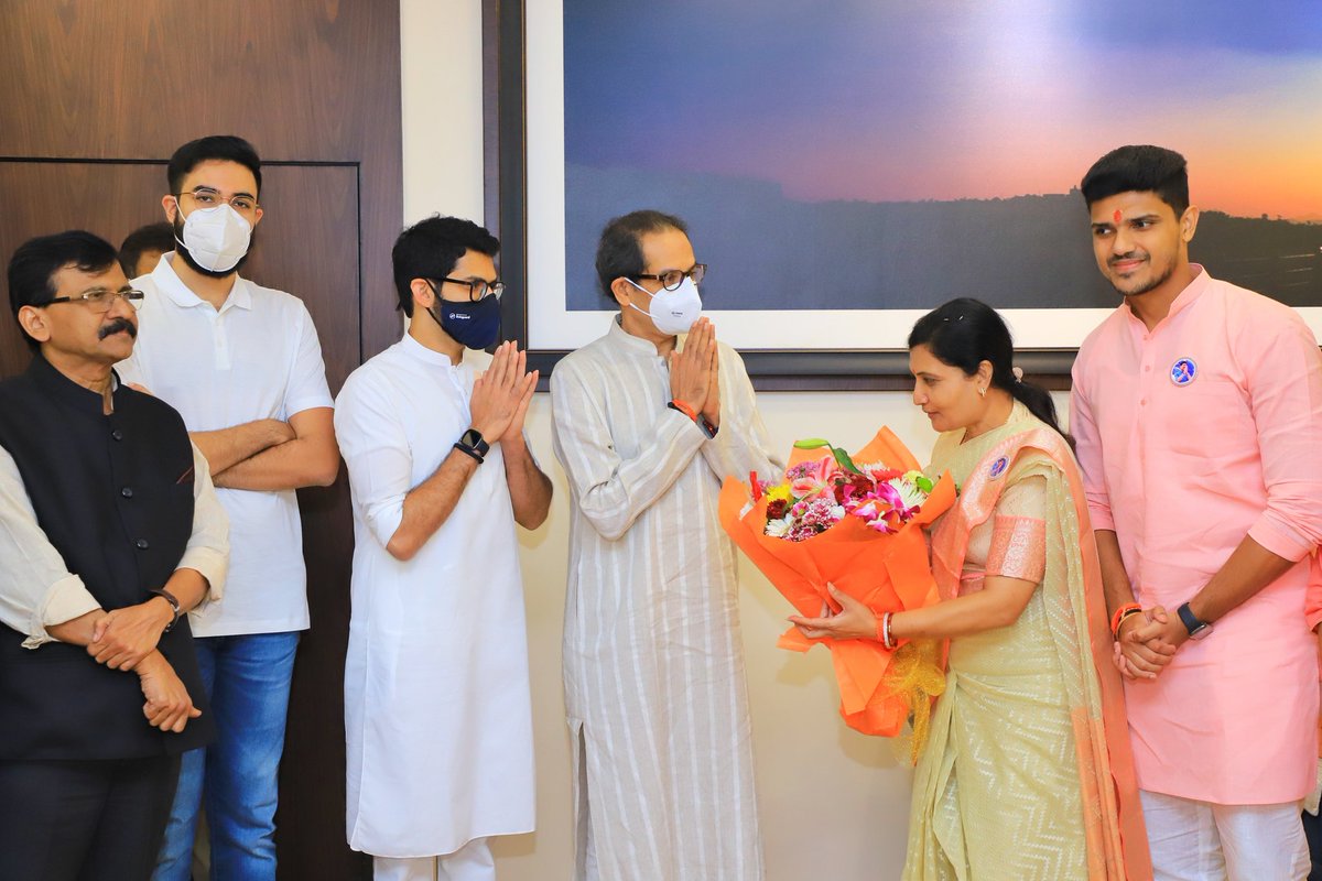 Sachinshivsena's tweet photo. #दादरा_नगर_हवेली लोकसभा मतदार संघ विजयी उमेदवार श्रीमती कलाबेन डेलकर जी यांनी आज #शिवसेना पक्षप्रमुख, मुख्यमंत्री उद्धवसाहेब ठाकरे यांची भेट घेतली. यावेळी सौ. रश्मी ठाकरे जी यांनी त्यांचे औक्षण केले. युवासेना प्रमुख, मंत्री आदित्य ठाकरे जी उपस्थित होते.
@Mrck19003429 @Whyjack6 https://t.co/PiA4WlhreQ