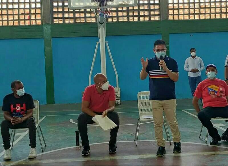 TcRoques's tweet photo. Nuestro alcalde @martinezhugor desde el Polideportivo Francisco Mujica Toro, junto a nuestro candidato a la reelección para la gobernación de #Miranda @hectorrodriguezcastro.

Somos #RedZamora Somos #TropaC4
Con la Fórmula H+H
#JuntosSomosMás https://t.co/eEsCdh3BrB