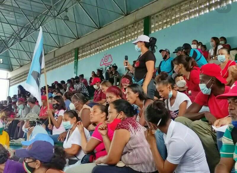 TcRoques's tweet photo. Nuestro alcalde @martinezhugor desde el Polideportivo Francisco Mujica Toro, junto a nuestro candidato a la reelección para la gobernación de #Miranda @hectorrodriguezcastro.

Somos #RedZamora Somos #TropaC4
Con la Fórmula H+H
#JuntosSomosMás https://t.co/eEsCdh3BrB