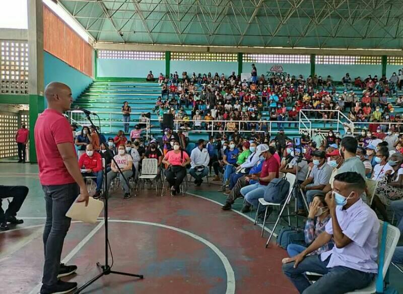 TcRoques's tweet photo. Nuestro alcalde @martinezhugor desde el Polideportivo Francisco Mujica Toro, junto a nuestro candidato a la reelección para la gobernación de #Miranda @hectorrodriguezcastro.

Somos #RedZamora Somos #TropaC4
Con la Fórmula H+H
#JuntosSomosMás https://t.co/eEsCdh3BrB