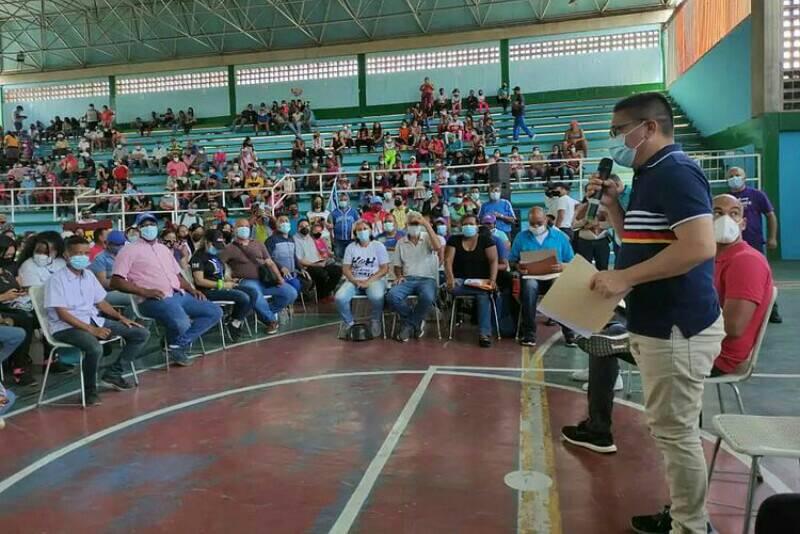 TcRoques's tweet photo. Nuestro alcalde @martinezhugor desde el Polideportivo Francisco Mujica Toro, junto a nuestro candidato a la reelección para la gobernación de #Miranda @hectorrodriguezcastro.

Somos #RedZamora Somos #TropaC4
Con la Fórmula H+H
#JuntosSomosMás https://t.co/eEsCdh3BrB