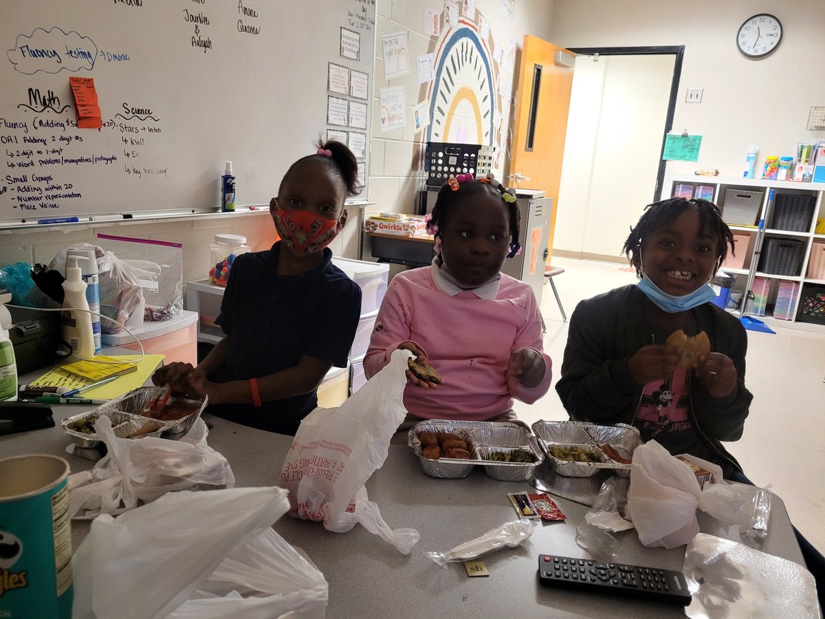 Ms_CollinsPFES's tweet photo. Happening Now: Wednesday lunch bunch!🥰 #buildingrelationships #gamechangers #thePeytonway @APSPeytonForest @peytonprincipal https://t.co/458PhE0Htx