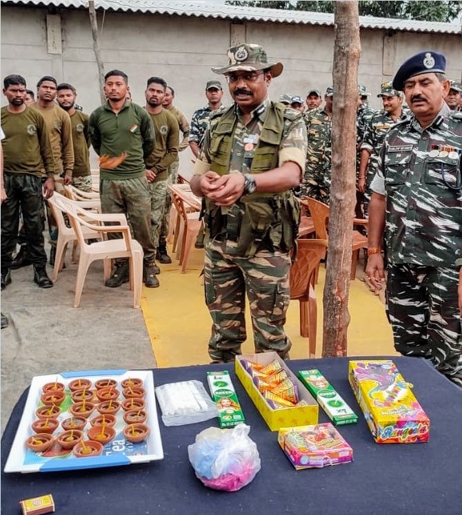 Diwali in uniform in Bastar jungles..
Celebrated Diwali festival with CRPF troopers in  interior areas of Bastar  by distributing sweets 🍫 lighting 🪔diyas..
CRPF and other SFs are engaged in Anti Naxal Operations here..
<a href="/crpfindia/">🇮🇳CRPF🇮🇳</a>
<a href="/HMOIndia/">गृहमंत्री कार्यालय, HMO India</a> 
<a href="/PMOIndia/">PMO India</a>